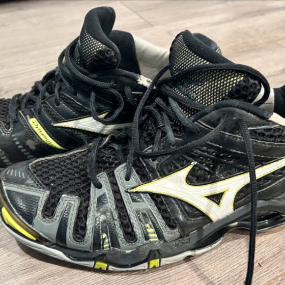 Mizuno Volleyball Court Shoes - Picture 2 of 6